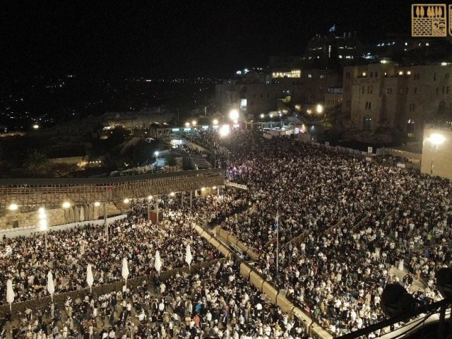 סליחות בכותל המערבי. צילום: הקרן למורשת הכותל