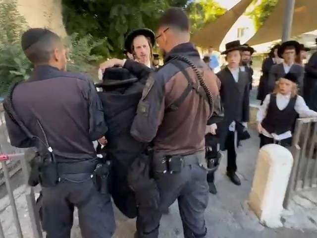 הפגנה מול לשכת הגיוס ירושלים. צילום: דוברות המשטרה