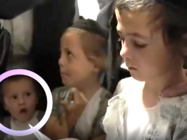 ישראל בן ציון ז"ל ליד אחיו הגדול בעת אמירת הקדיש על אמו ע"ה | קופת העיר