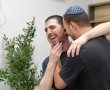 "עֲלִי לָךְ מְבַשֶּׂרֶת צִיּוֹן": צפו בשורד השבי אלקנה בוחבוט מברך בהתרגשות "הגומל" ו"שהחיינו"