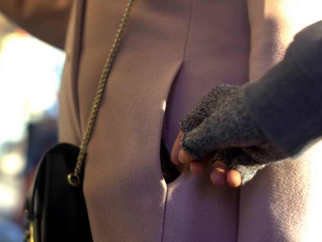 זהירות: כייס ברכבת הקלה | אילוסטרציה שאטרסטוק