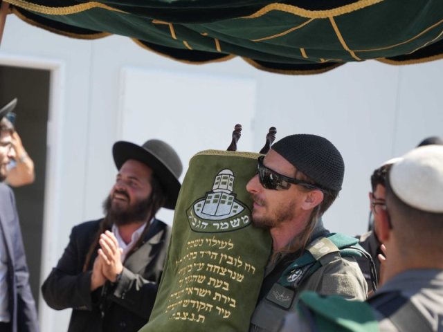 בחגיגת הכנסת ספר התורה | דוברות המשטרה