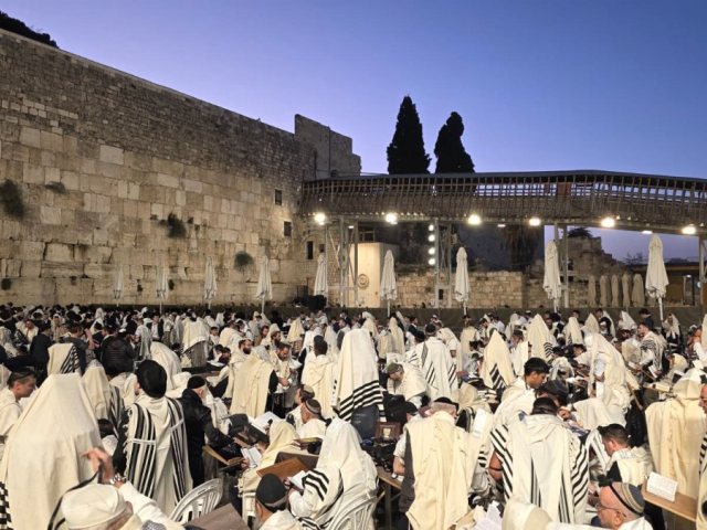 מתפללים בכותל עם הנץ החמה | דוברות הקרן למורשת הכותל