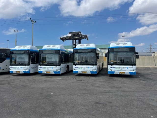 האוטובוסים שמופעלים על גז בחניון באשדוד (באדיבות אלקטרה אפיקים)