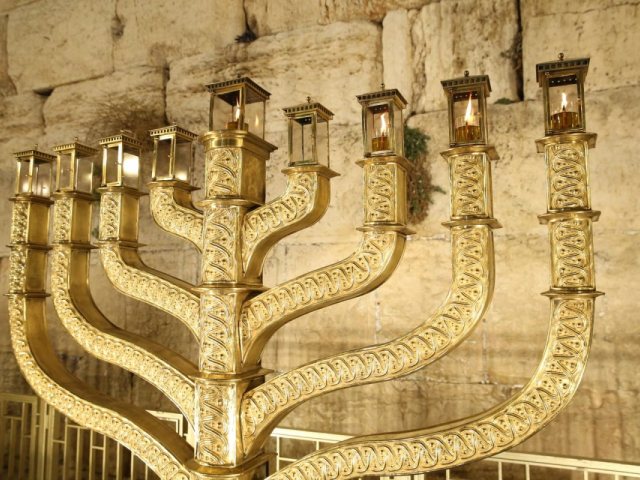חנוכיית הענק | הקרן למורשת הכותל