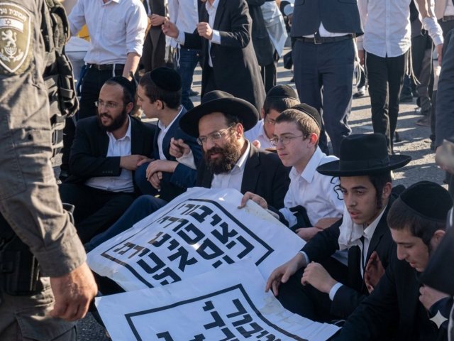 הפגינים חוסמים | עיבוד מתוך הסרטון - ירושלים החרדית