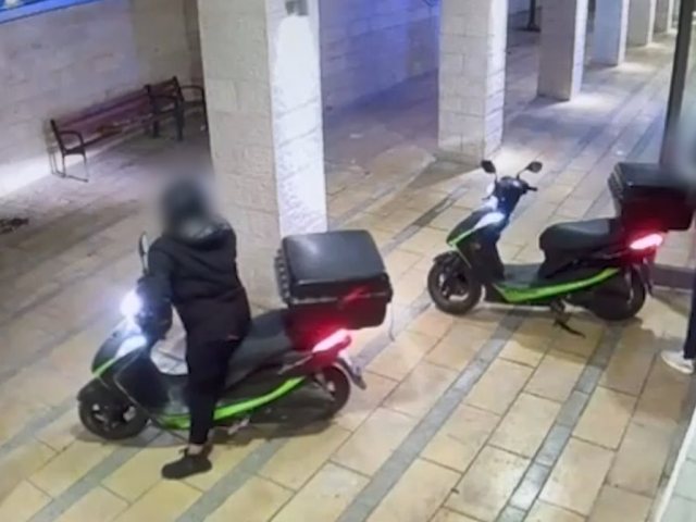 הגנבים בפיצרייה. צילום: דוברות המשטרה