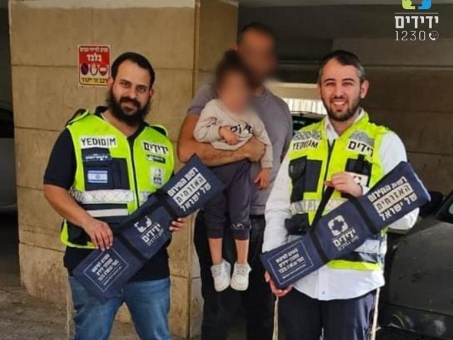 האב, הבנים והמחלצים | ידידים