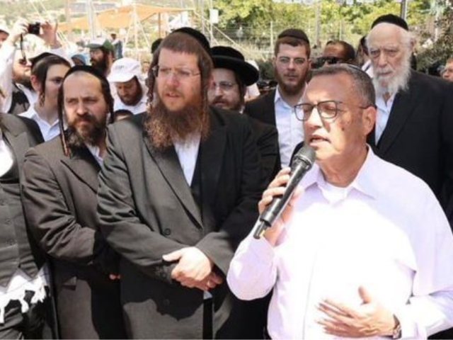 ראש העיר וחברי המועצה של אגודת ישראל בפארק הקיץ. צילום: עיריית ירושלים