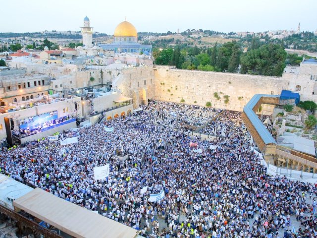 תפילות ביום ירושלים ברחבת הכותל | צילום: ארנון בוסאני