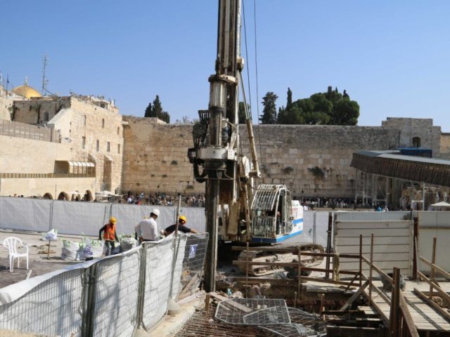 עבודות ברחבת הכותל. ארכיון