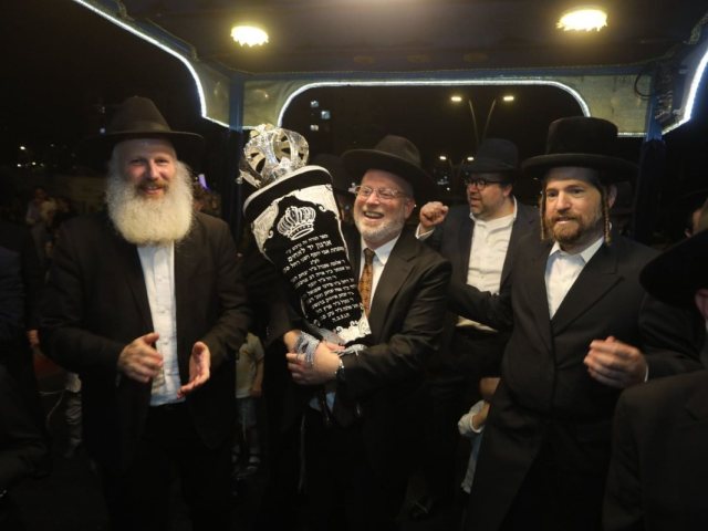 הכנסת ספר התורה של יד לאחים. יד לאחים