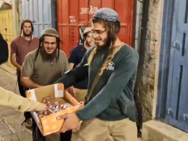פעילי ימין מחלקים סוכריות בעיר העתיקה. פרסום לפי סעיף 27א לחוק זכויות יוצרים