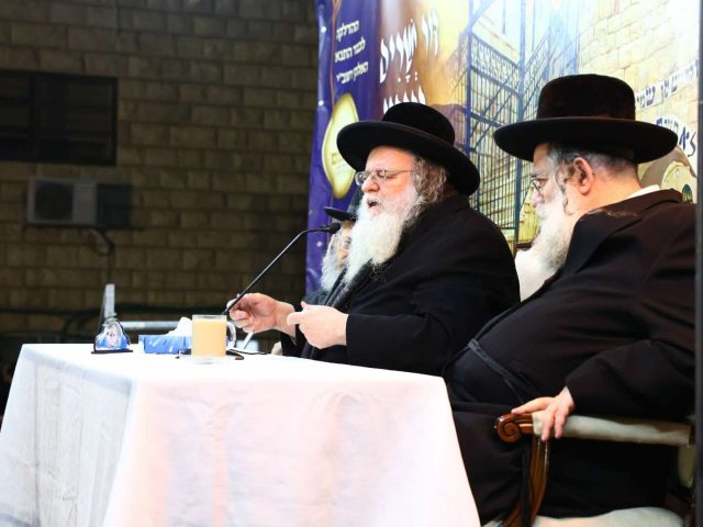 ראש הישיבה הגר"ש אלתר בהדלקה. לצידו אחיו הגרד"ח. אלחנן קוטלר