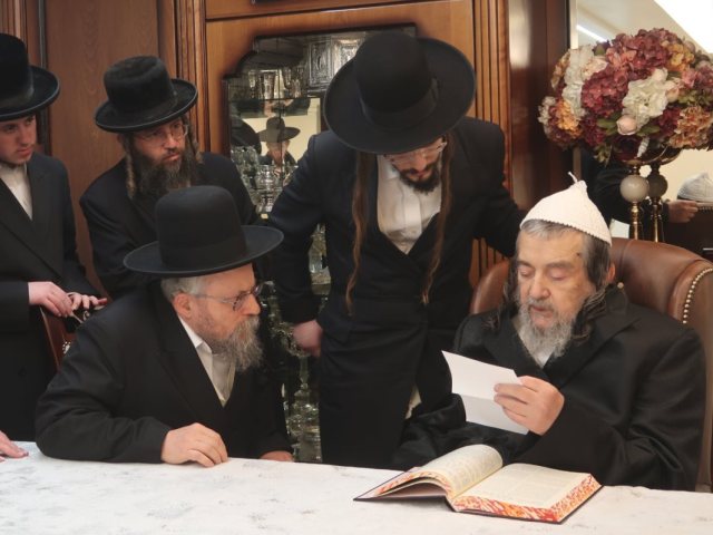 הרב שלמה זלמן ווייס אצל הרב יעקב מאיר שכטר. צילום: מ.א. נוימן