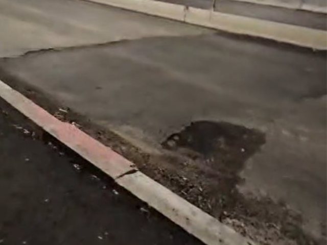 הבור בכביש בשדרות גולדה מאיר. צילום: עדכוני רמות