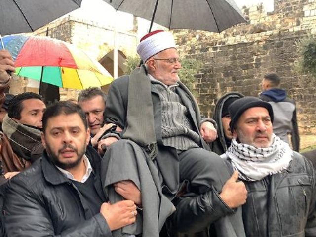 השייח' עכרימה צברי בכניסה להר הבית. פרסום על פי סעיף 27א לחוק זכויות יוצרים