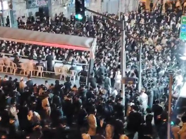 קבלת הפנים לרגל כניסתו של יהושע דדון לכלא. צילום: מוטי פרץ