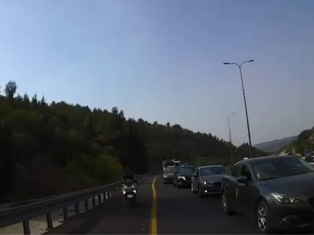 תפיסת החשוד בכביש 1. צילום: דוברות המשטרה