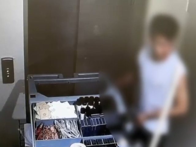 הגנבים בפעולה. צילום: דוברות המשטרה