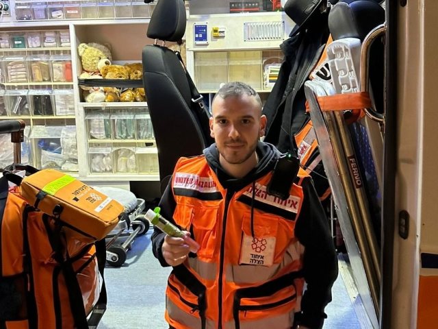 חובש איחוד הצלה שהציל את חיי התינוק שאכל טחינה. צילום: איחוד הצלה
