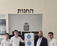 הזוכה המאושר עם ארגזי הספרים. לצידו, יו"ר מוסד הרב קוק, הרב יהודה רפאל