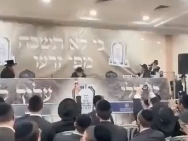 הרב דוב לנדו נושא דברים בפני בחורי חו"ל בירושלים. פרסום לפי סעיף 27א לחוק זכויות יוצרים