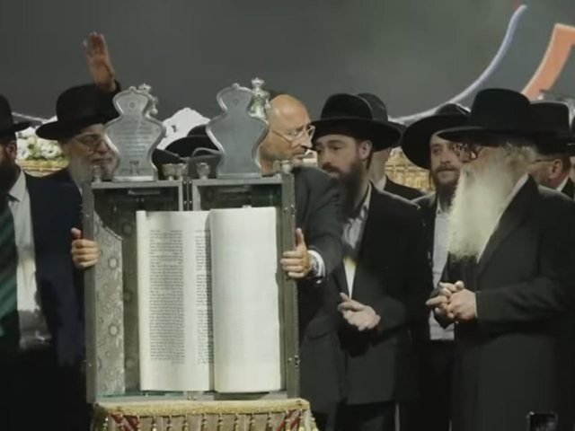 רבי דוד פינטו במעמד. המצלם
