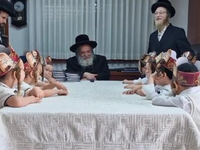 חומש סעודה של ת"ת חשקת התורה במעונו של הגר"ש אלתר. צילום: דבר אמת