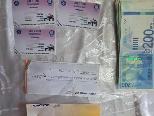 תעודות הנכה המזויפות. צילום: דוברות המשטרה