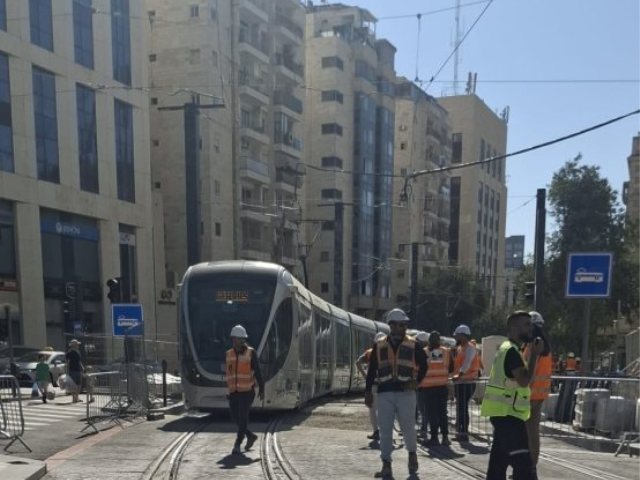 הרכבת הקלה חוצה את צומת שרי ישראל | צילום: שפיר - מיכאל אחדות