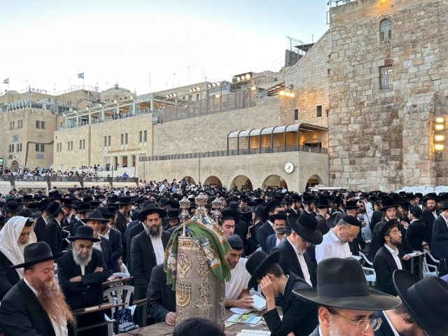 אלפים בכותל | הקרן למורשת הכותל