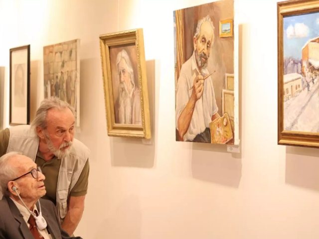 סאליק כץ מול יצירותיו בתערוכה | צילום: אורית רוזנפלדר