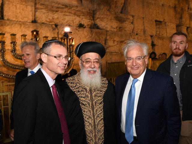 יריב לוין (משמאל) עם הרב עמאר והשגריר פרידמן | ארכיון: שגרירות ארה"ב בישראל
