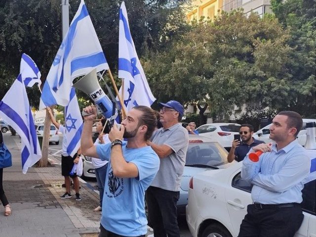 הפגנה בירושלים של פעילי אם תרצו. דף הפייסבוק של אם תרצו