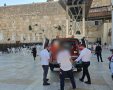 פינוי עובד עובק הקרן לאחר התקיפה | צילום: הקרן למורשת הכותל
