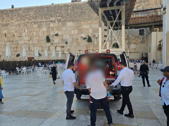 פינוי עובד עובק הקרן לאחר התקיפה | צילום: הקרן למורשת הכותל