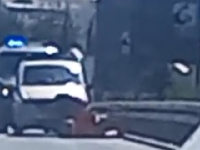 חבלני המשטרה מטפלים ברכב החשוד. פרסום לפי סעיף 27א לחוק זכויות יוצרים