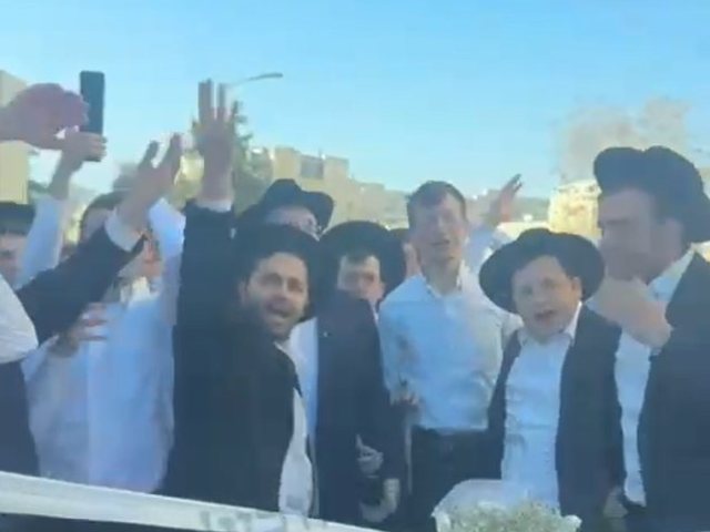 הריקודים בישיבת חברון | ישיבע זוכער