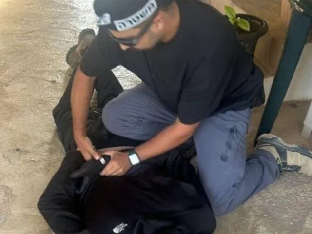 מעצר אחד החשודים בתקיפה. צילום: דוברות המשטרה