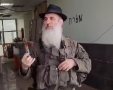 הרב לירז קובע מזוזות לפני שנה בבי"ח הטורקי בעזה | צילום: הצל