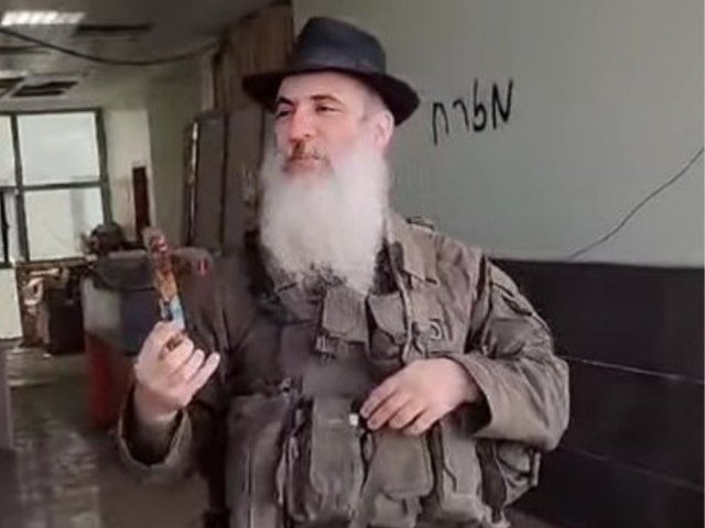 הרב לירז קובע מזוזות לפני שנה בבי"ח הטורקי בעזה | צילום: הצל