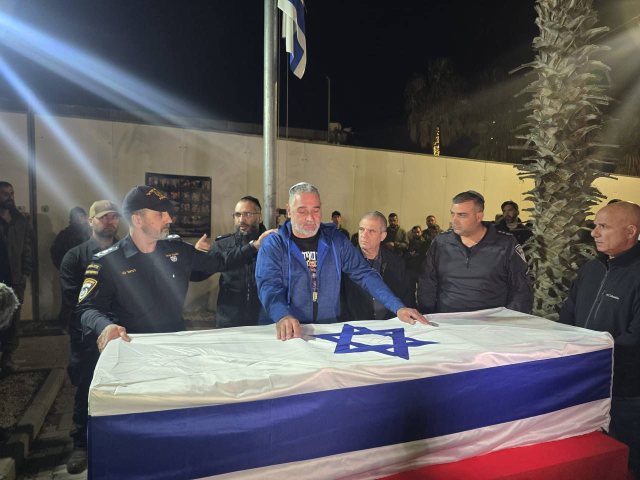 אביו של רן לצד ארונו | דוברות המשטרה
