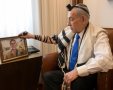 נתניהו לצד תמונתו של החלל כרמלי הי"ד | צילום: מעיין טואף, לע״מ 