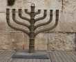 הוצבה החנוכייה המסורתית, גדולת המימדים, ברחבת הכותל