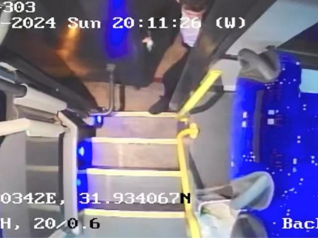 הנהג סוגר את הדלת על רגלו של הבחור. תיעוד ממצלמת האבטחה של האוטובוס