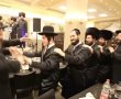 צפו: בנו של האדמו"ר מגור משמח את היתום האשדודי שאביו נספה במירון