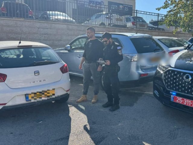 השוטרים מוצאים את רכבו של יעקב הלל הי"ד. צילום: דוברות המשטרה