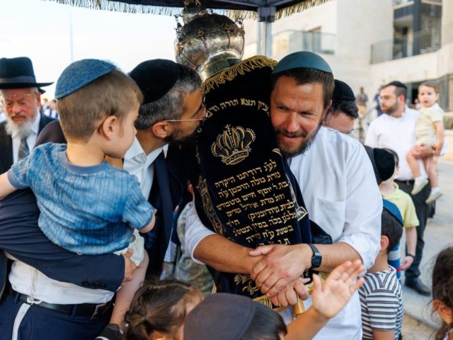השמחה בעיצומה 