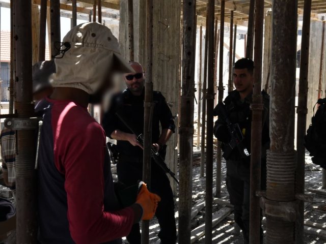 תמונות ארכיון מפעילות שוטרי מחוז ירושלים לאיתור שב"חים. צילום: דוברות המשטרה.